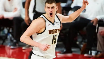  约基奇蝉联常规赛MVP创中锋历史纪录  