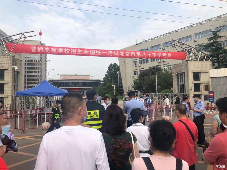  英超开放全座席，现场观赛热度爆表  